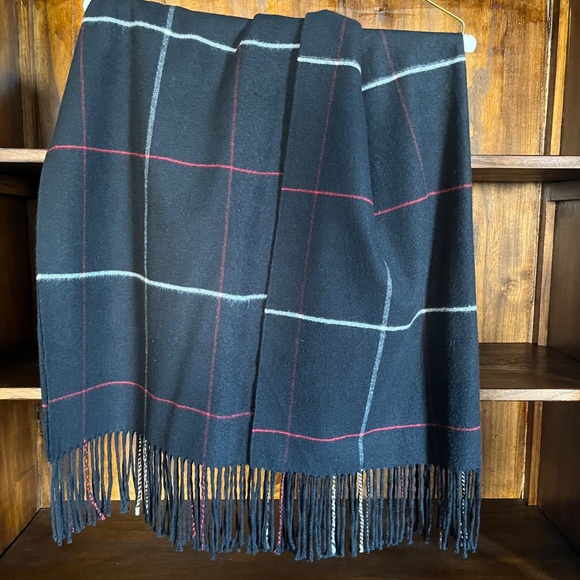 Cashmere-blend large scarf/wrap, in black, white, and red, like new, 28 x 70 in - Picture 2 of 11